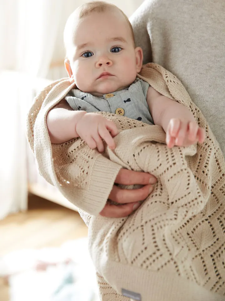 Photo : Couverture bébé tricot coton bio · sable